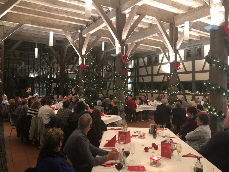 Das Dollingerietheater nutzt den gesamten Saal als Bühne für ihr Stück